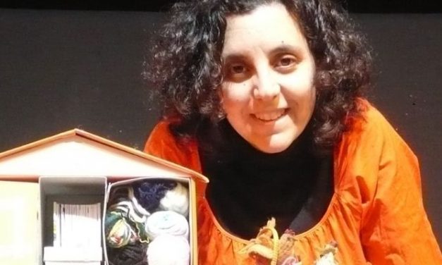 Teatro infantil y juvenil. Tras la Puerta Títeres: Cuentos de casa  